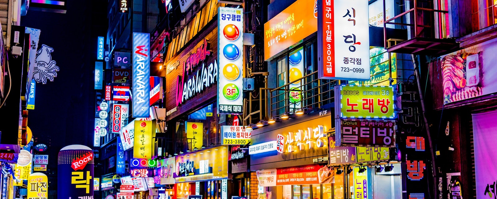 Seoul,,Korea,-,December,31,,2016,-,Colorful,Billboards,On