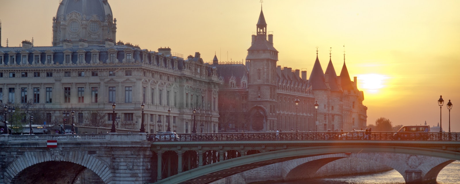Justice,Palace,At,Sunset,-,Paris