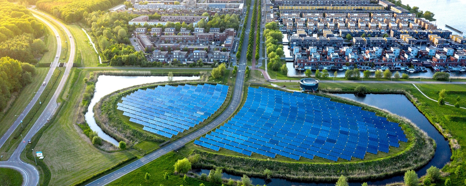 Modern,Sustainable,Neighbourhood,In,Almere,,The,Netherlands.,The,City,Heating